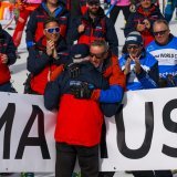Marius Robyr et Patrice Morisod se prennent dans les bras au terme de l'édition 2024 des courses de Crans-Montana